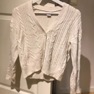 stickad kofta - En vit stickad kofta i ett fint skick! 