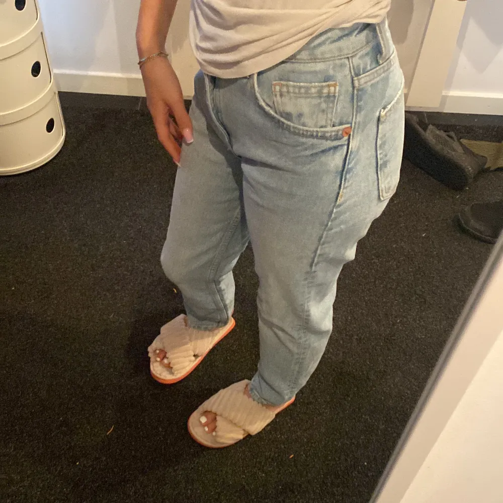 ett par jeans ifrån zara i storlek xs/32 . Jeans & Byxor.