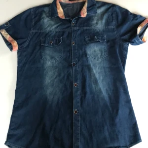 Jeans skjorta  - 💙En blå kortärmad jeansskjorta och köpt på secondhand. Knappt använd  