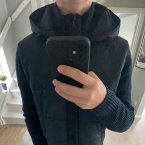 Cardigan - Säljer min grischiga Hugo Boss cardigan som är i utmärkt skick, skulle säga 9/10. Den kostar 3100kr nypris. (Äkta)