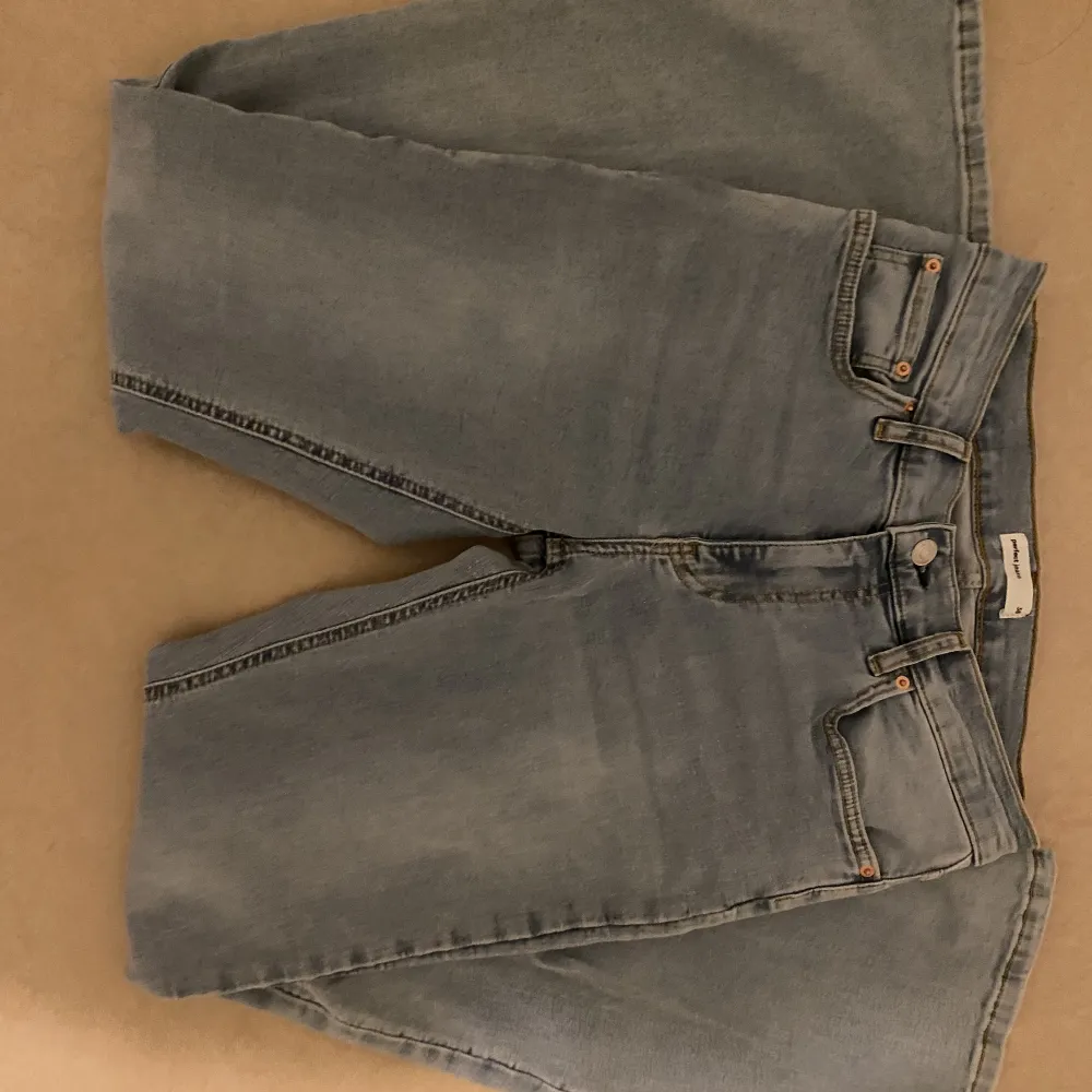 Ljusblåa jeans från Gina Tricot som är utsvängda men som även har en bra passform. Har endast använt dessa jeans ett par gånger. För mer information skriv privat. Jeans & Byxor.