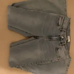 Ljusblåa jeans från Gina Tricot som är utsvängda men som även har en bra passform. Har endast använt dessa jeans ett par gånger. För mer information skriv privat