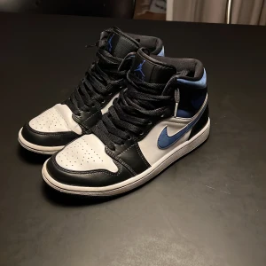 Jordan 1 Mid White Racer Blue - Jag säljer mina jordan 1, ingår även creaseskydd eftersom de är lite creasade. VÄLDIGT FINT SKICK!!!