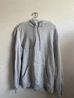 Grå hoodie  - Grå hoodie, knappt använd så i nyskick 