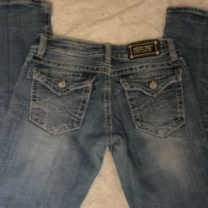 Miss Me jeans - Säljer dessa skitsnygga Miss Me jeans för dom tyvärr var lite stora i midjan. Superbra skick och är i modellen straight (inte skinny) och storlek 29.Köpte dessa på Plick men har bara använt en gång. Skriv om intresserad eller för fler bilder. Pris kan dst