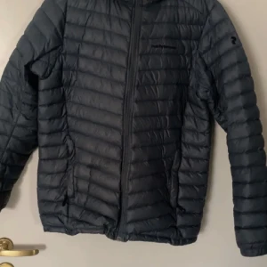 jacka - jacka peaknperformence  finns hål i jackan samt trasig vid fickan blå färg stl 170