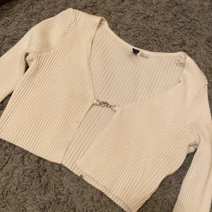 H&m kofta med spänne - Några små fläckar som knappt är synliga.