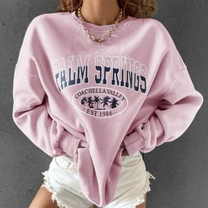 Sweatshirt  - Oanvänd sweatshirt, oversized. Jag är en S/M och den sitter bra. Skriv för fler bilder är funderingar 💌