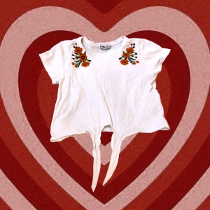Knyt-topp med blommor  - Söt knyt-topp som jag "ärvde" från en vän. Används dock för sällan då det inte riktigt är min stil. Blommorna är som patches. Står S, men funkar absolut på Xs med.