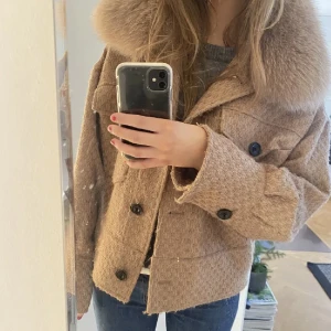 Meotine  - Intressekoll på min fina Meotine kappa den är lite nopprig men verkligen inget man tänker på🩷💫