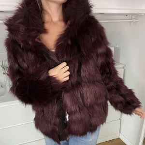 pälsjacka från Nelly! - superfin pälsjacka från Nelly perfekt till hösten!🙏🏼🙏🏼🙏🏼aldrig använd