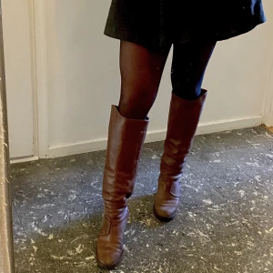 Acne Stövlar  - Säljer dessa bruna äkta läder stövlar från acne i storlek 37. De är något använda men fungerar bra fortfarande och är perfekta nu till hösten!