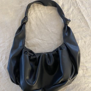 Svart väska  - En svart mindre väska från Gina tricot som man kan ha under armen.  Perfekt till fest😊 Super bra skick utan vidare anmärkningar💓