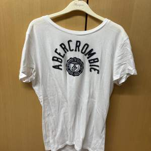 Abecrombie & fitch t-shirt i fint skick. Den är i storlek M. 