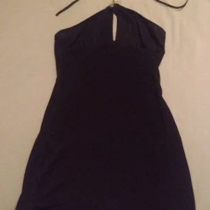 Sexig klänning One size - Oanvänd sexig klänning i stretch material. För Halloween kanske...eller andra tillfällen. Lång/kort....liten eller stor....den kommer sitta perfekt😊