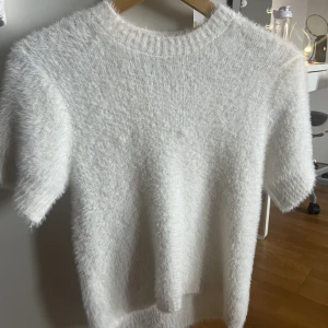 Stickad t-shirt - Säljer min ssåå fina och mysiga tröja från blue vanilla, använd ca 5 gånger så är i bra skick❤️