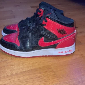 Jordan 1 Mid - Röda och svarta Märke: Jordan 1 Str:38.5