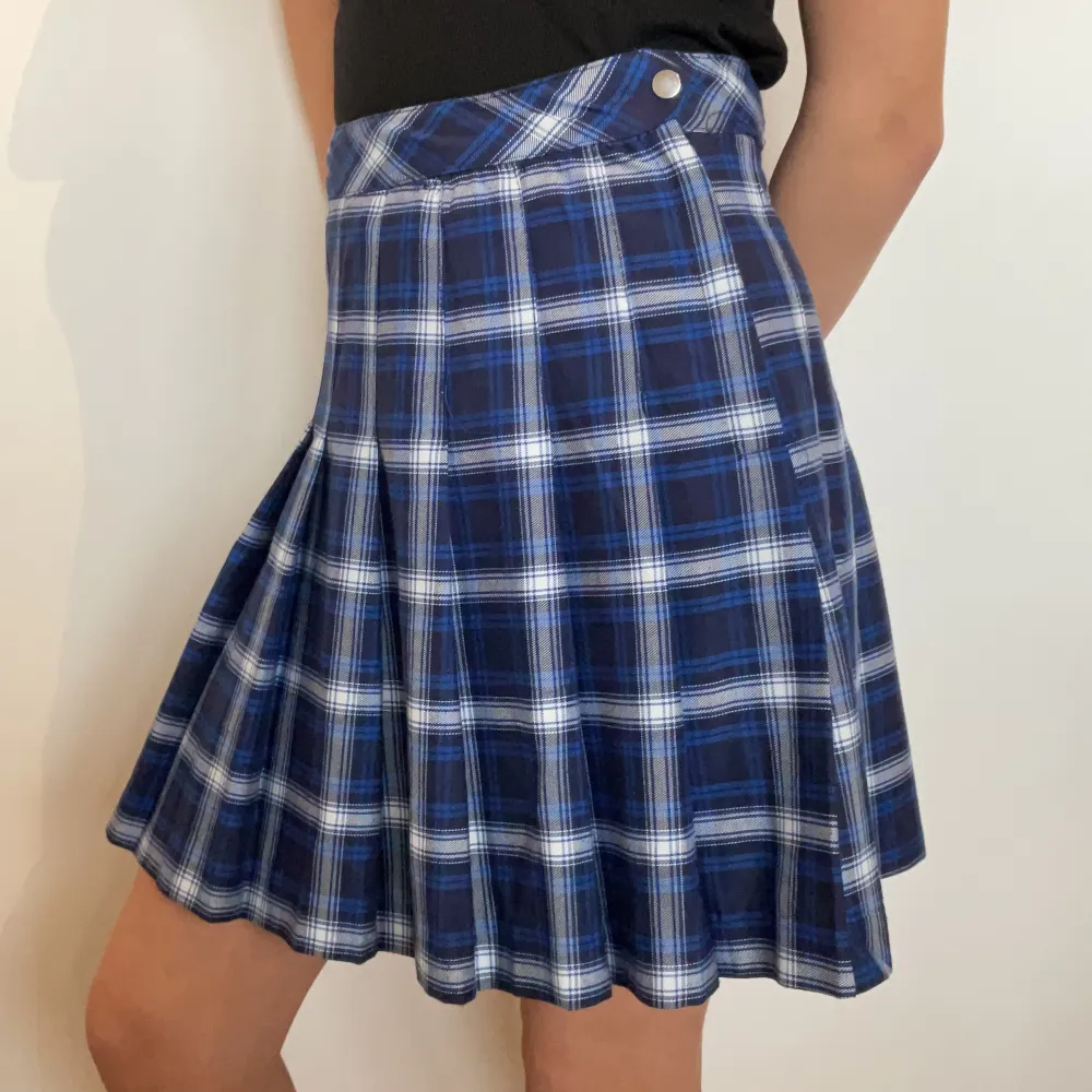 Blårutig veckad kjol från H&M Divided. Använd bara ett fåtal gånger, i mycket gott skick. .. Kjolar.
