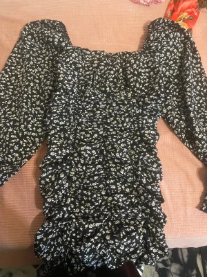 Klänningar  - Säljer dessa 3 klänningar, alla är i stolek S och knappt använda❤️ den första och sista sitter tajt medans den i mitten sitter löst