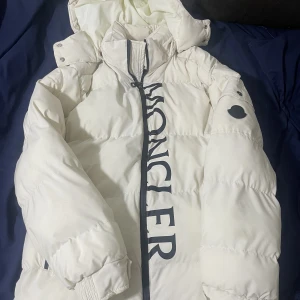 Moncler jacka  - Hej! En vit moncler maures till salu! Jackan är väldigt fin men vill bli av med den eftersom den inte passar mitt stil! Jackan är i 7/10 skick. Pris kan diskuteras!!