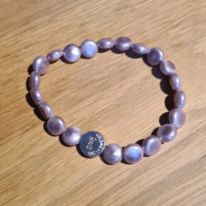 Armband Snö of Sweden - Ljust rosa Snö-armband med platta pärlor. Ca 19 cm, lite töjbart.