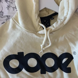 Dope hoodie - Fin gul hoodie från dope, storlek 38, knappt använd fint skick, 100+frakt💗