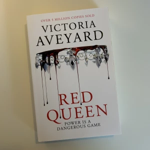 Bok - Säljer denna bok då jag läst den och inte använder den mer! Köparen betalar för frakten och katt finns i hem 🏠 