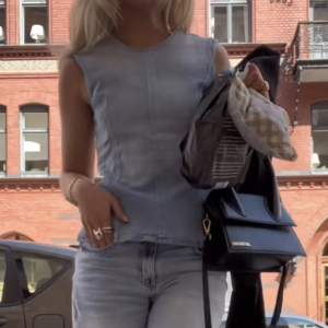 Jeanstopp från Zara med öppen rygg. Säljer för 150kr + frakt Lånad bild
