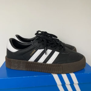 Adidas samba skor - Säljer dessa adidas sambarose skor då de inte är min stil längre. Jätte fint skick och inga defekter! Använda max 10 gånger. Storlek 37. Pris kan diskuteras. Skriv för fler bilder!