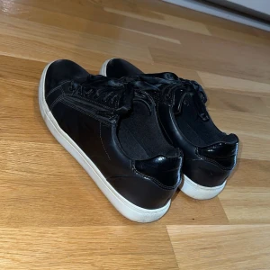 Svarta Sneakers - Säljer dessa svarta sneakers som inte kommit till mycket användning.   Storlek 41 Pris kan diskuteras ☺️