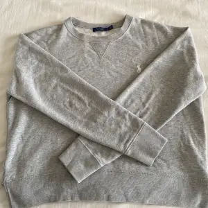 Säljer den här gråa Ralph lauren sweatshirten i storlek 152 då den inte kommer till användning. Den har inga defekter och är nästan helt ny. Nypris ca 600-700kr💗