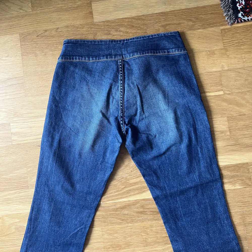 Jeans från Filippa K med låg midja och kick flare . Jeans & Byxor.