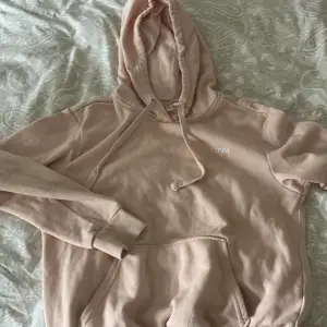 Fin hoodie från H&M i storlek XXS Använd några gånger men är i bra skick  Köptes 2022