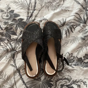 Platåsandaler🤎🤍🖤 - Fina platåsandaler i storlek 40🤎