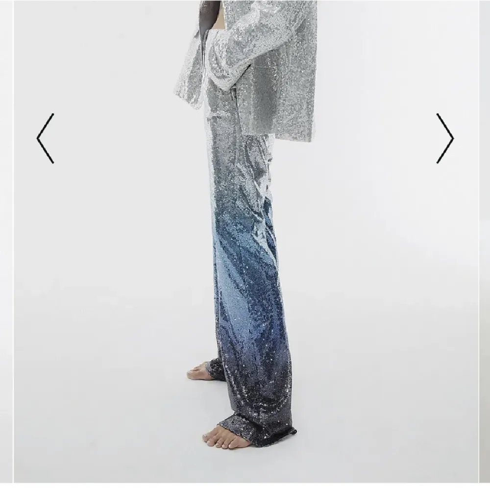 Glittriga byxor i blå och silvrig ombre från Josefin HJs kollektion från NA-KD, knappt använda! . Jeans & Byxor.