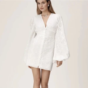 Adoore klänning - Säljer denna fina klänningen från adoore i strl 34! Endast använd 2 gånger så den är i väldigt fint skick 😁nypris 1495;-