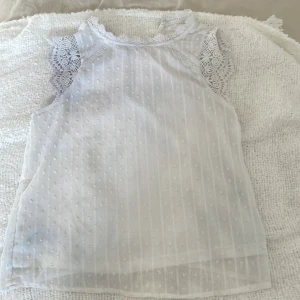 Blus  - Denna blusen är lite missfärgad på insidan och på en sida av spetsen och den är lite genomskinlig i ryggen men det ör meningen 