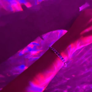 The weekend armband  - Två armband inspirerade av The weekend, låt star boy! Kan användas som bästis armband, couple armband eller bara till sig själv! Finns i alla storlekar. Ett armband kostar 35kr och båda för 60kr! 💗🤍