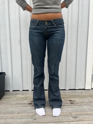 lågmidjade hilfiger denim jeans - SUPER snygga lågmidjade jeans som tyvär är för små för mig!  mått: midja - 82cm innerbenslängd - 77cm