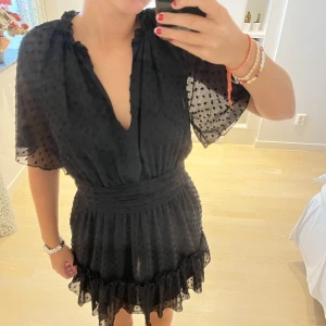 Klänning Zara  - Svart prickig klänning från zara, använd 1 gång 💗säljer för 200kr exkl frakt