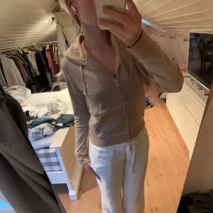 Juicy Couture - Säljer min fina juicy couture zip up hoodie i väldigt bra skick och sparsamt använd. Säljer då den inte kommer till användning längre. Tryck på köp nu!