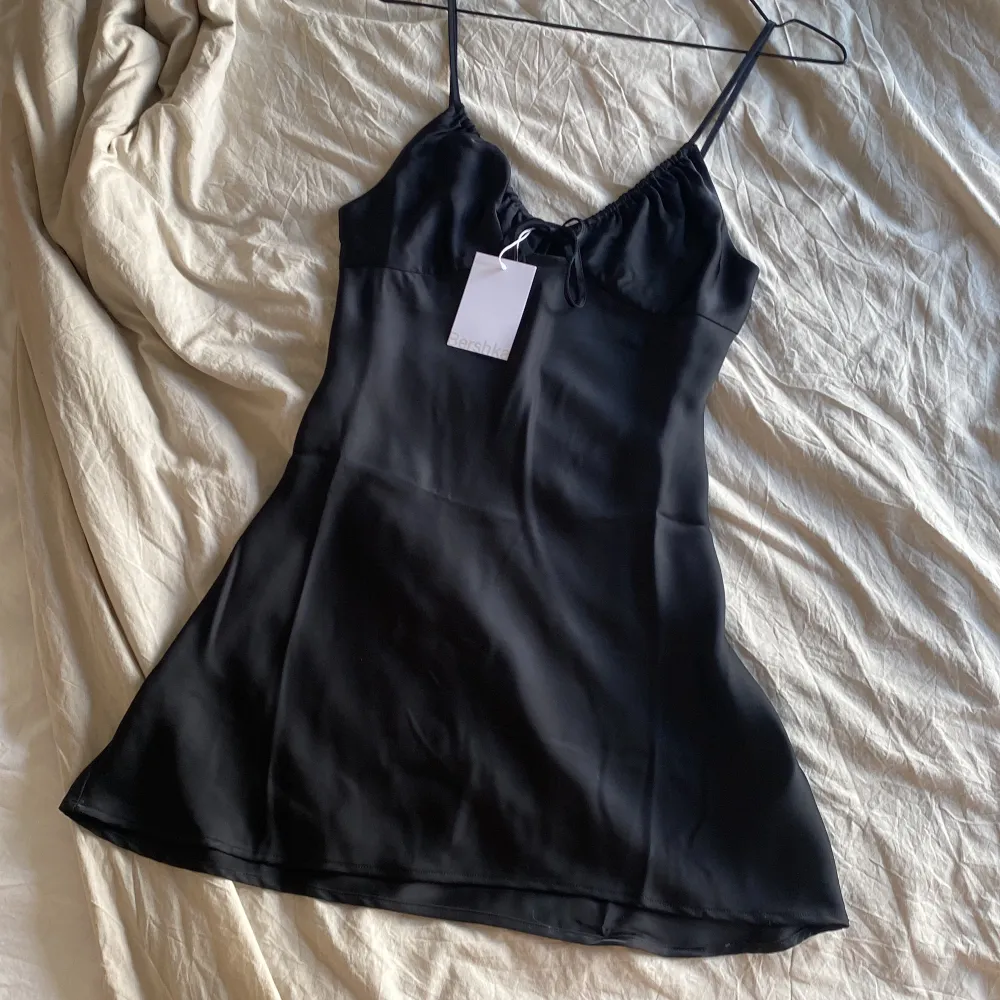 Hej, säljer nu en svart klänning i storlek M ifrån bershka som aldrig är använd , sjukt snygg och finns ställbara band.. Klänningar.