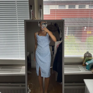 Klänning 💙 - Supersnygg klänning 💙 i satin liknande material 💙 storlek S 