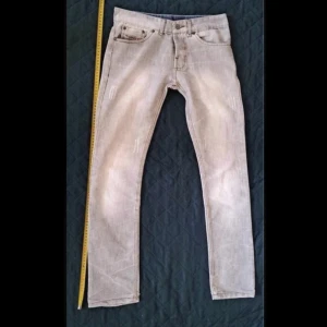 Grå diesel jeans - Skit snygga diesel jeans i bra skick. Jag köpte dessa på plick men satt inte som jag hade tänkt mig och passade inte helt min stil, jag tycker dock att de är skit snygga fortfarande. 