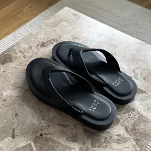 Helt nya sandaler från Zara, aldrig använda!🖤