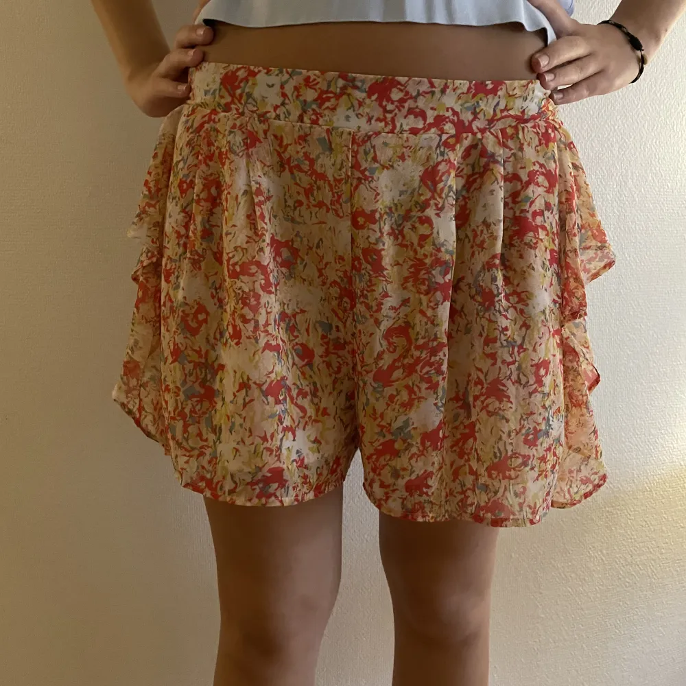 Jättefina shorts som även liknar en kjol 💕. Shorts.