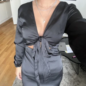 Klänning - Långklänning i ”silke”, aldrig använd 