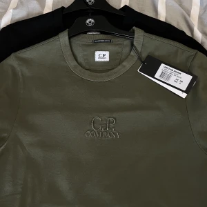 CP Company T-Shirt - Säljer en CP Company t-shirt i storlek S, helt ny med tagsen kvar 