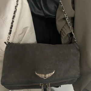 Zadig väska  - Säljer min Zadig väska😍 Den är rätt så sliten därav priset! (Skriv för fler bilder) köp direkt för 700