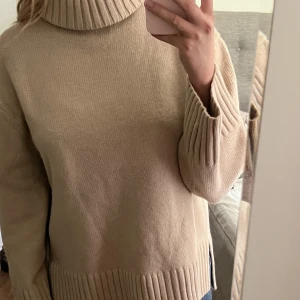 Stickad beige tröja med polokrage - Supermysig stickad beige tröja med polokrage. Aldrig använd, så nyskick! Storlek XS men passar även S🫶💕